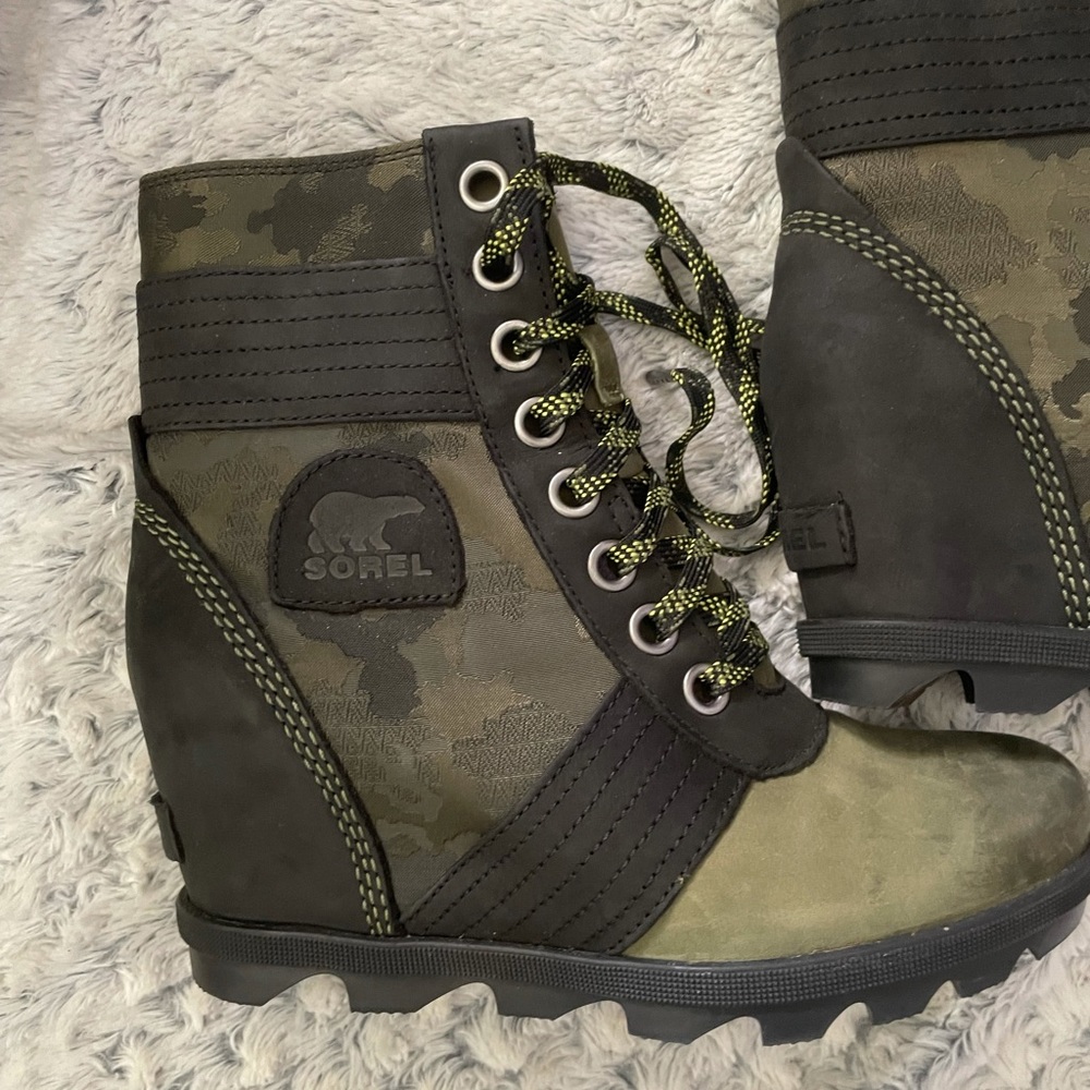 Black and green Sorel wedge booties
